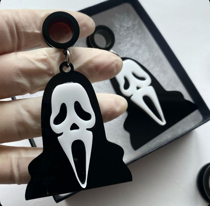 Scream dangle plug tunnels