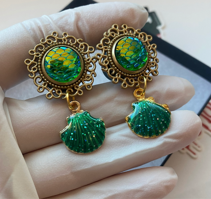 Clam Shells Dangle Plugs