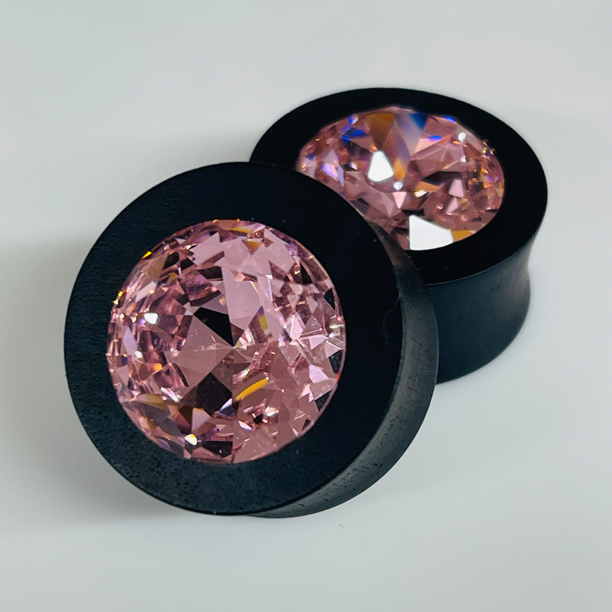 Ebony Med Swarovski Rose Round Plugs