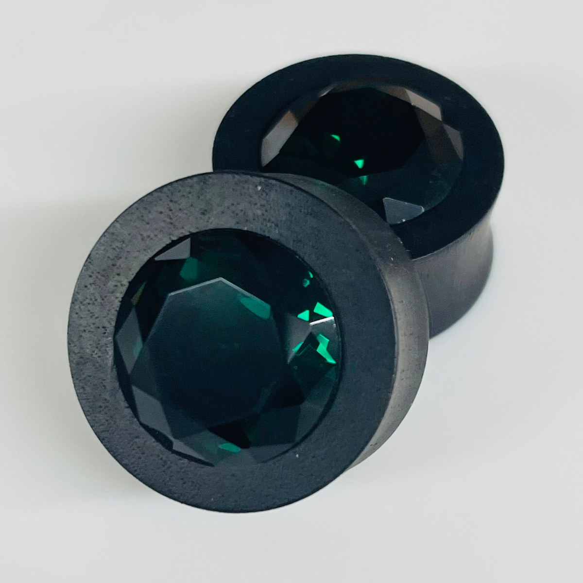 Ebony Med Swarovski Emerald Round Plugs